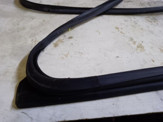 bontott SUZUKI KIZASHI Bal hátsó Gumikéder