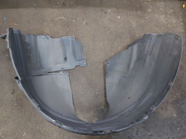 bontott SUZUKI KIZASHI Jobb első Első Dobbetét (Kerékjárati, Műanyag)