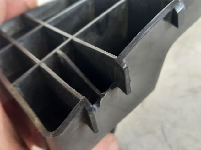 bontott SUZUKI KIZASHI Jobb hátsó Lökhárító Tartó (Műanyag)