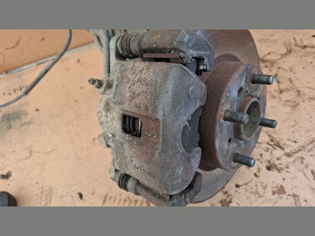 bontott SUZUKI LIANA Bal első Féknyereg Munkahengerrel