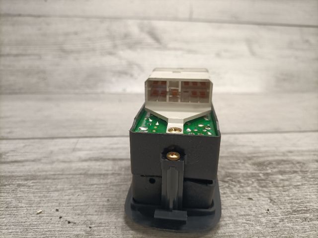 bontott SUZUKI LIANA Ablakemelő Kapcsoló Négyes / Kettes