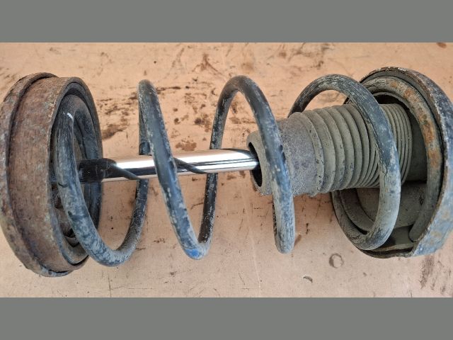 bontott SUZUKI LIANA Bal hátsó Gólyaláb (Lengécsillapító, Rugó)