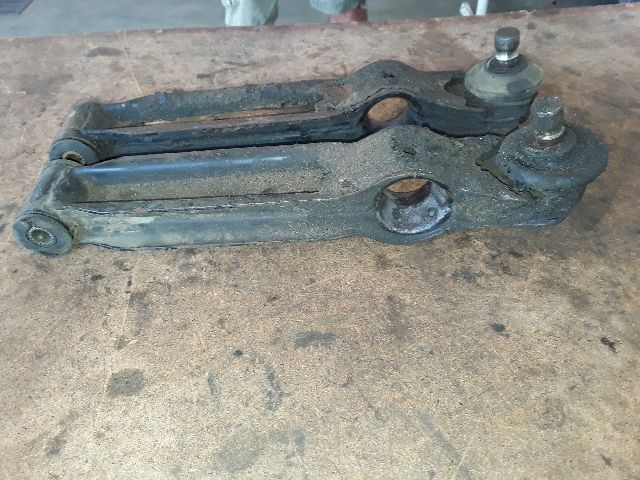 bontott SUZUKI MARUTI Bal első Lengőkar