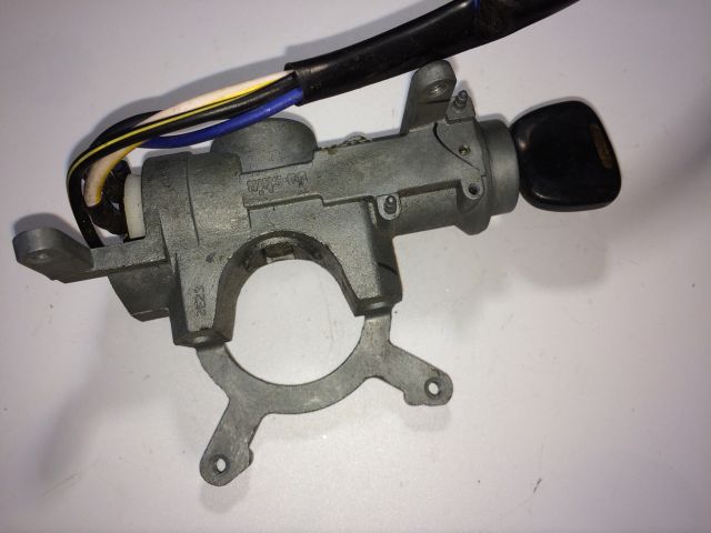 bontott SUZUKI MARUTI Gyújtáskapcsoló Házzal