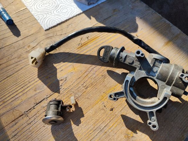 bontott SUZUKI MARUTI Gyújtáskapcsoló Házzal