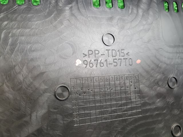 bontott SUZUKI S-CROSS Akkumulátor Fedél