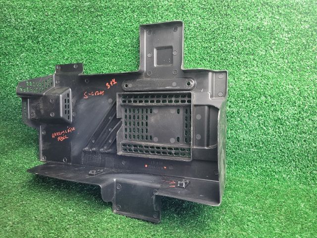 bontott SUZUKI S-CROSS Akkumulátor Fedél