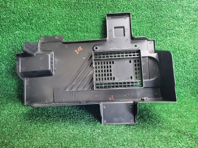 bontott SUZUKI S-CROSS Akkumulátor Fedél