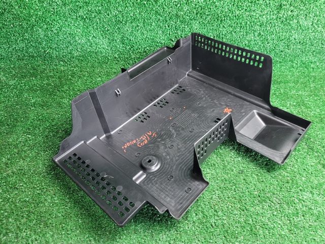 bontott SUZUKI S-CROSS Akkumulátor Fedél