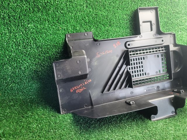 bontott SUZUKI S-CROSS Akkumulátor Fedél