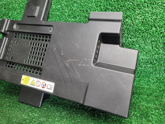 bontott SUZUKI S-CROSS Akkumulátor Fedél