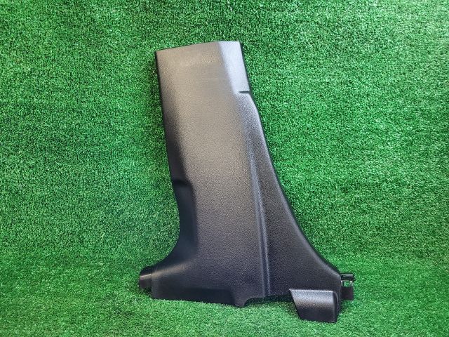 bontott SUZUKI S-CROSS Bal B Oszlop Burkolat