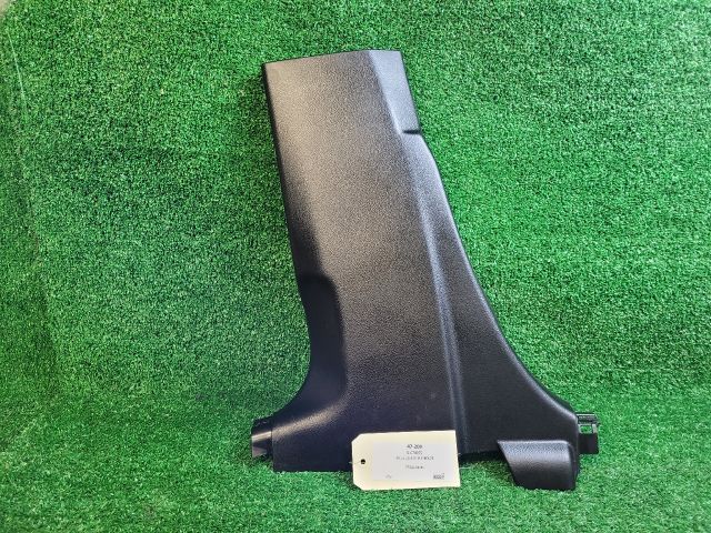 bontott SUZUKI S-CROSS Bal B Oszlop Burkolat