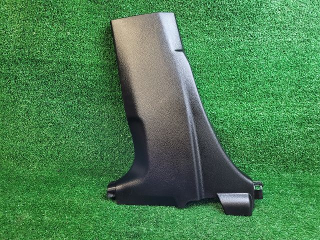 bontott SUZUKI S-CROSS Bal B Oszlop Burkolat