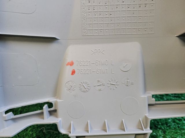 bontott SUZUKI S-CROSS Bal B Oszlop Burkolat