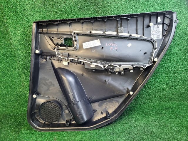 bontott SUZUKI S-CROSS Bal hátsó Ajtó Kárpit