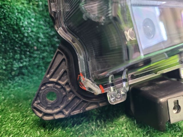 bontott SUZUKI S-CROSS Bal Ledes Fényszóró