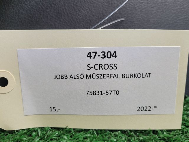 bontott SUZUKI S-CROSS Jobb Alsó Műszerfal Burkolat