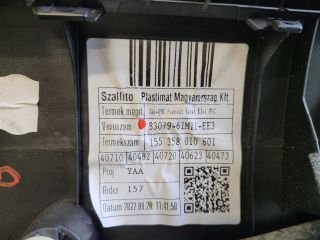 bontott SUZUKI S-CROSS Jobb első Ajtó Kárpit