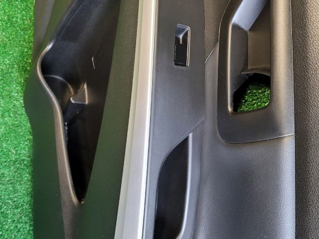 bontott SUZUKI S-CROSS Jobb első Ajtó Kárpit