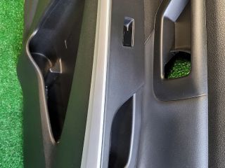 bontott SUZUKI S-CROSS Jobb első Ajtó Kárpit