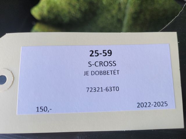 bontott SUZUKI S-CROSS Jobb első Dobbetét (Kerékjárati, Műanyag)