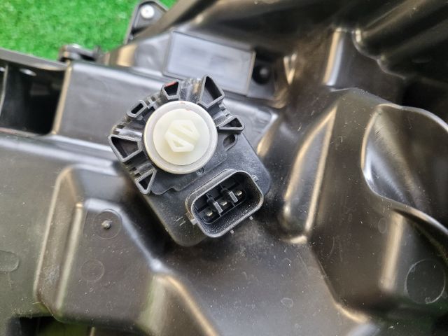 bontott SUZUKI S-CROSS Jobb Fényszóró