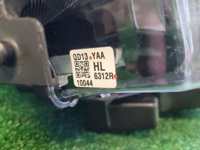 bontott SUZUKI S-CROSS Jobb Fényszóró