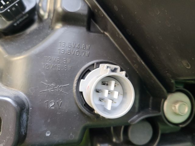 bontott SUZUKI S-CROSS Jobb Fényszóró