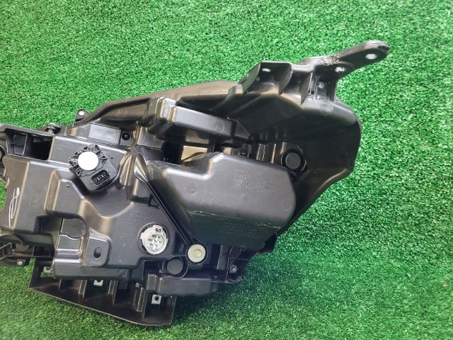 bontott SUZUKI S-CROSS Jobb Fényszóró