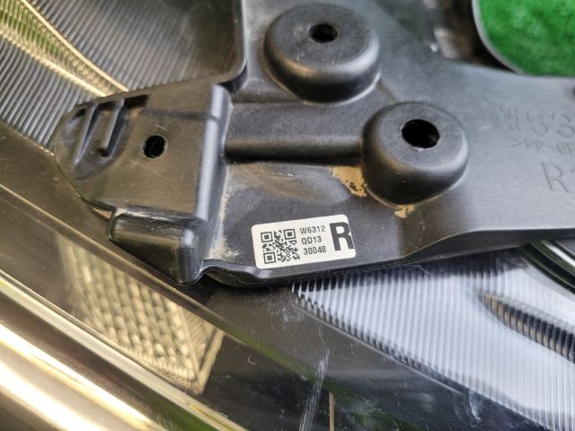 bontott SUZUKI S-CROSS Jobb Fényszóró