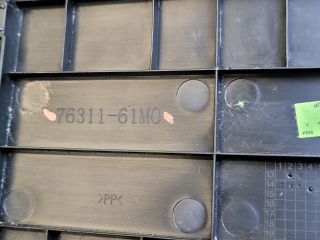 bontott SUZUKI S-CROSS Jobb hátsó Tároló Rekesz Fedél