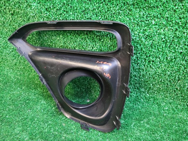 bontott SUZUKI S-CROSS Jobb Ködlámpa Rács