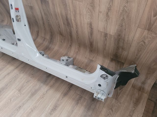 bontott SUZUKI S-CROSS Jobb Küszöb