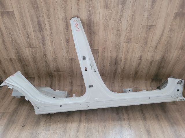 bontott SUZUKI S-CROSS Jobb Küszöb