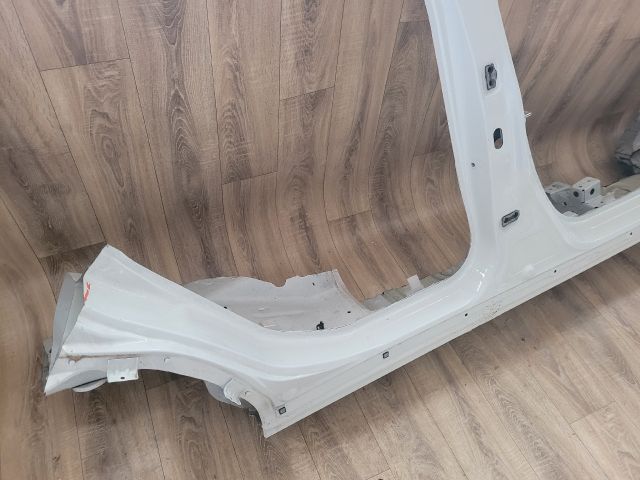 bontott SUZUKI S-CROSS Jobb Küszöb