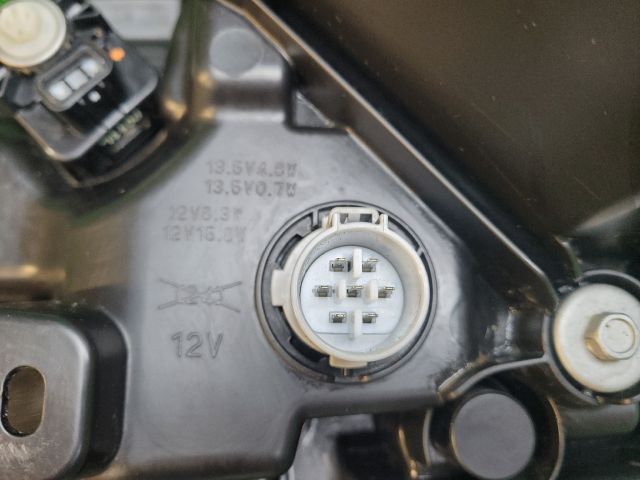 bontott SUZUKI S-CROSS Jobb Ledes Fényszóró