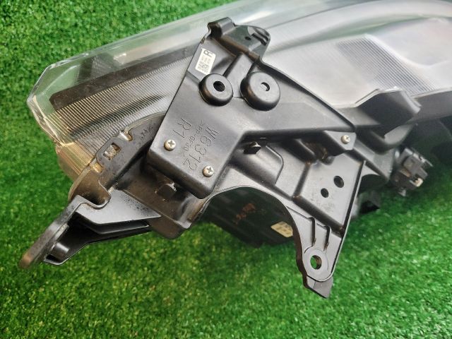 bontott SUZUKI S-CROSS Jobb Ledes Fényszóró