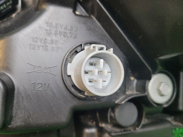 bontott SUZUKI S-CROSS Jobb Ledes Fényszóró