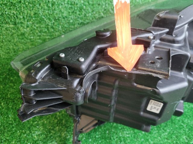 bontott SUZUKI S-CROSS Jobb Ledes Fényszóró