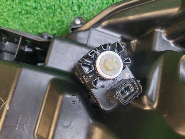 bontott SUZUKI S-CROSS Jobb Ledes Fényszóró