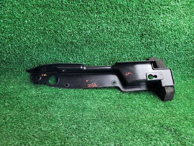 bontott SUZUKI S-CROSS Jobb Sárvédő Csavar Burkolat