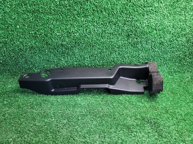 bontott SUZUKI S-CROSS Jobb Sárvédő Csavar Burkolat