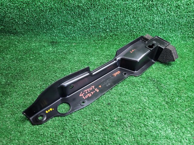 bontott SUZUKI S-CROSS Jobb Sárvédő Csavar Burkolat