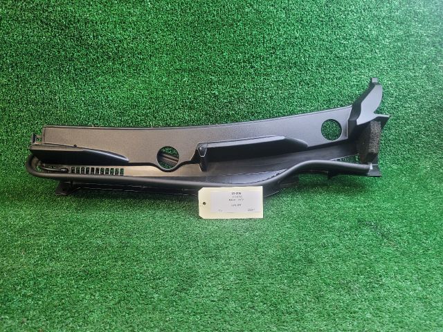 bontott SUZUKI S-CROSS Levélrács