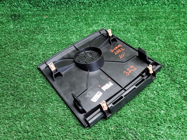 bontott SUZUKI S-CROSS Műszerfal Középső Hangszóró Burkolat