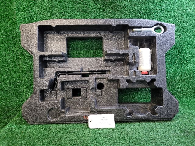 bontott SUZUKI S-CROSS Pótkerék Szerszámtartó