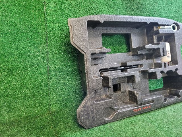 bontott SUZUKI S-CROSS Pótkerék Szerszámtartó