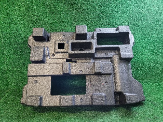 bontott SUZUKI S-CROSS Pótkerék Szerszámtartó