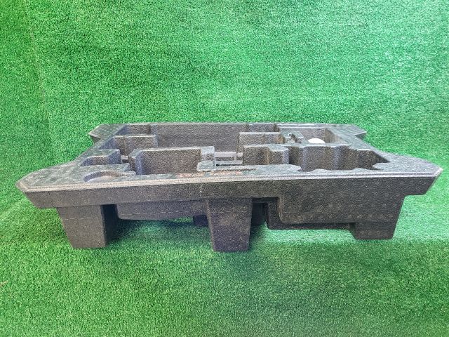 bontott SUZUKI S-CROSS Pótkerék Szerszámtartó